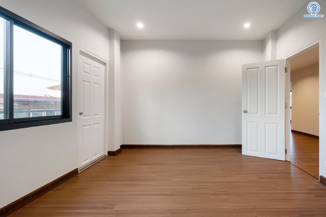 บ้านมือสองตกแต่งใหม่ โครงการ พลับพลาวิลล่า บรมราชชนนี หลังใหญ่พิเศษพร้อมอยู่ เนื้อที่ 57 ตร.ว. ดีไซน์สวย ฟังก์ชัน 4 ห้องนอน 3 ห้องน้ำ 2 ที่จอดรถ บนทำเลเดินทางสะดวก เชื่อมต่อหลายเส้นทาง ใกล้เซ็นทรัลปิ่นเกล้า จุดขึ้นทางด่วน "ศรีรัช" และเพียง 10 นาทีถึงMRT "สถานีไฟฉาย"